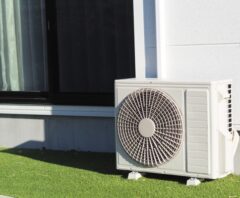 エアコン2階・室外機1階に取り付けると費用UP？相場と注意点を徹底解説！