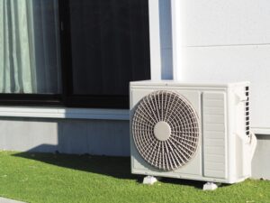 エアコン2階・室外機1階に取り付けると費用UP？相場と注意点を徹底解説！