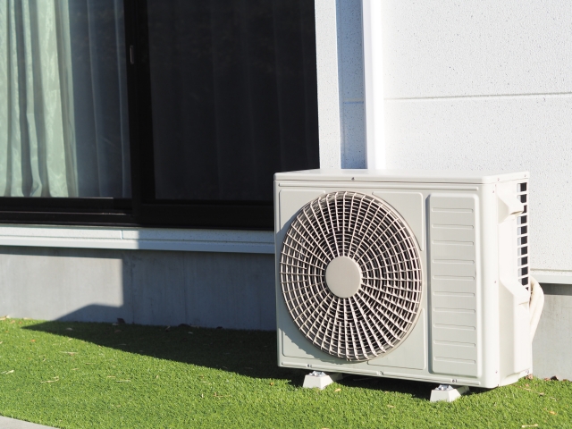エアコン2階・室外機1階に取り付けると費用UP?相場と注意点を徹底解説!