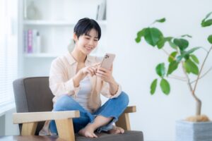 荷物が少ない人向けプランを提供する引っ越し業者を探す女性