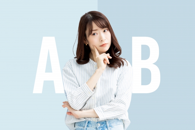 水槽対応の引っ越し業者を探す女性