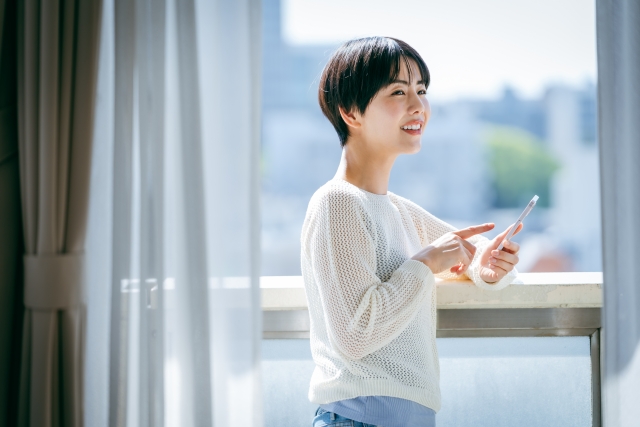 荷物が少ない人向けプランを提供する引っ越し業者を探す女性