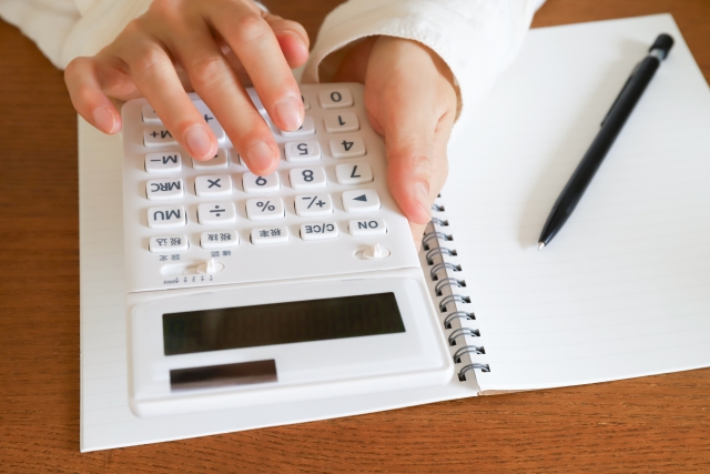 業者によるウッドデッキ塗装費用を計算する人