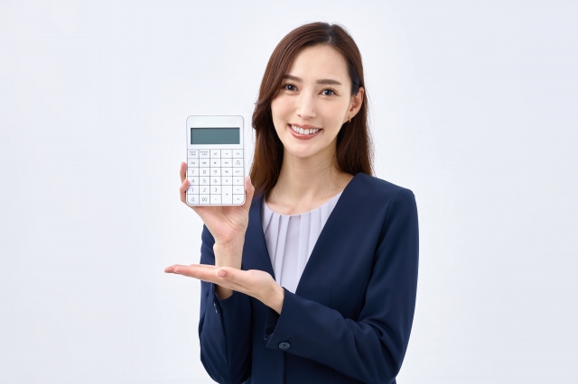 ゴルフクラブの買取におすすめの業者を解説する女性