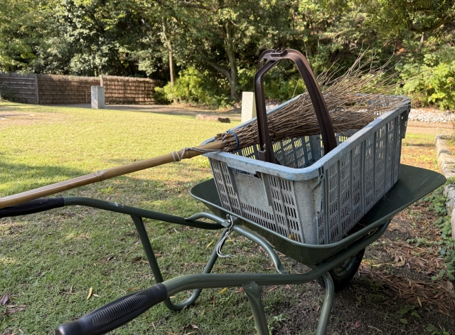 作業用品が置かれた整地中の庭