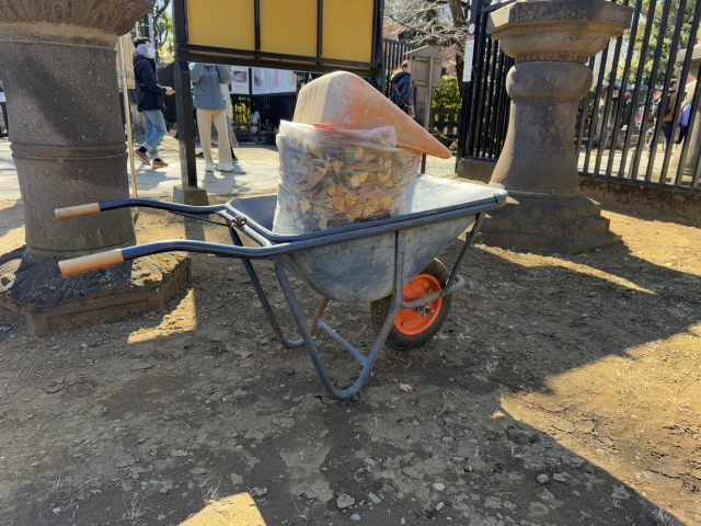 除草作業をする様子