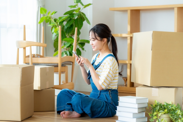 荷物が少ない人向けプランを提供する引っ越し業者を探す女性