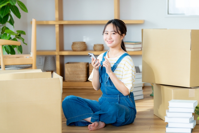 水槽対応の引っ越し業者を探す女性