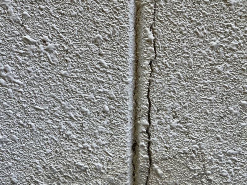 サイディング(外壁)のひび割れはどうすべき？放置の可否や対処法まとめ【症状・原因・素材別】