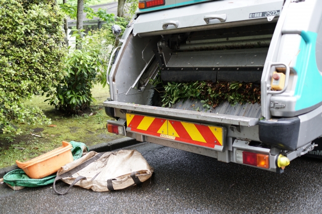 剪定後の庭ごみを積んだ作業車