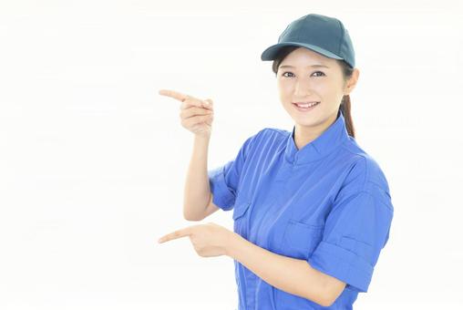 引っ越しで捨てるものを決める時の注意点を解説する業者のスタッフ