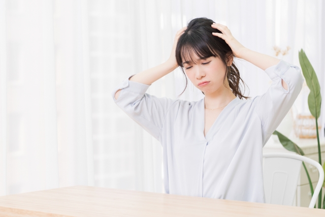 空き家の雑草対策で困っている女性