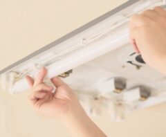 蛍光灯がチカチカする原因と放置による火事の危険性【安全に使う対処法も解説】(アイキャッチ)