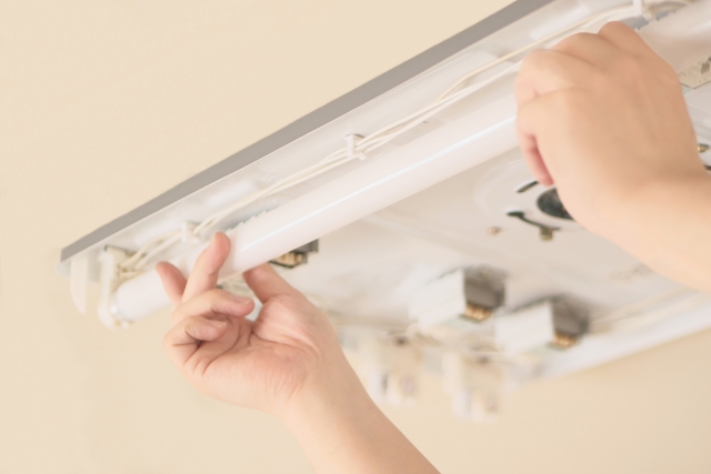 蛍光灯がチカチカする原因と放置による火事の危険性【安全に使う対処法も解説】