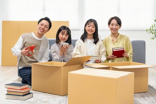 引っ越しで買い替えるものを新調して新生活を迎えたファミリー