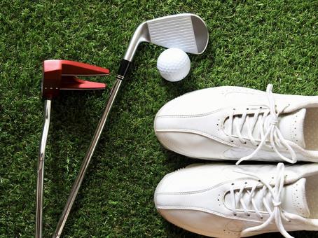 ゴルフクラブ関連アイテムをおすすめの買取業者に査定に出す様子