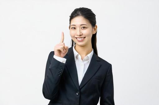 引っ越しで買い替えるものを売却する買取業者を選ぶコツを解説する人