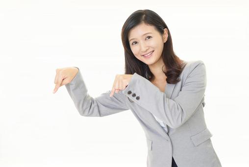 ゴルフクラブの買取におすすめの業者を解説する女性