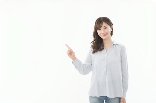 引っ越しで捨てるべきものを解説する女性