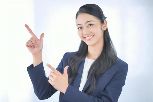 エアロバイクの売却におすすめの買取業者を解説する女性