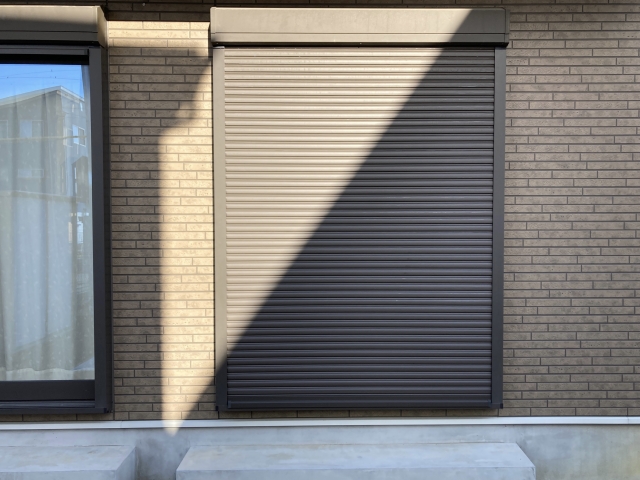 外壁塗装時の雨戸の扱いとは？施工範囲や開け閉めについて徹底解説