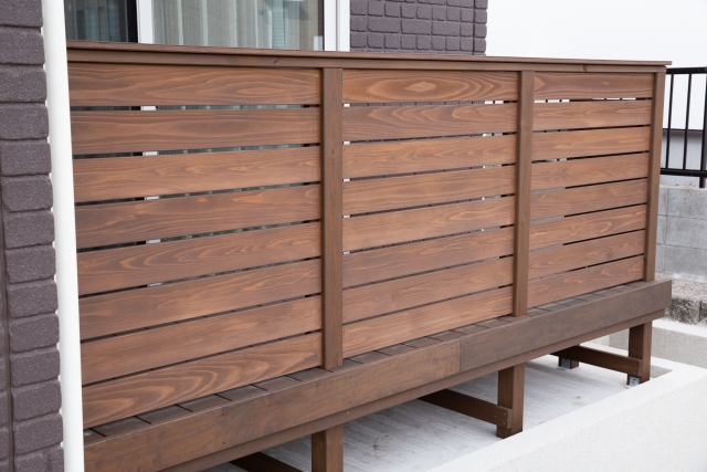 ウッドデッキの塗装費用の相場はどれくらい？塗り替えにかかる料金と安く抑えるコツを大公開！