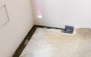 泥詰まりを掃除したベランダ・バルコニーの排水溝