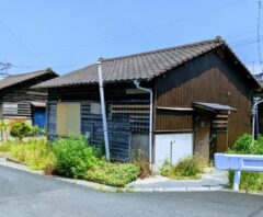 雑草が伸びている空き家