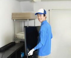 引っ越しで売れるものを買取中のスタッフ