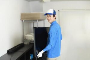 引っ越しで売れるものを買取中のスタッフ