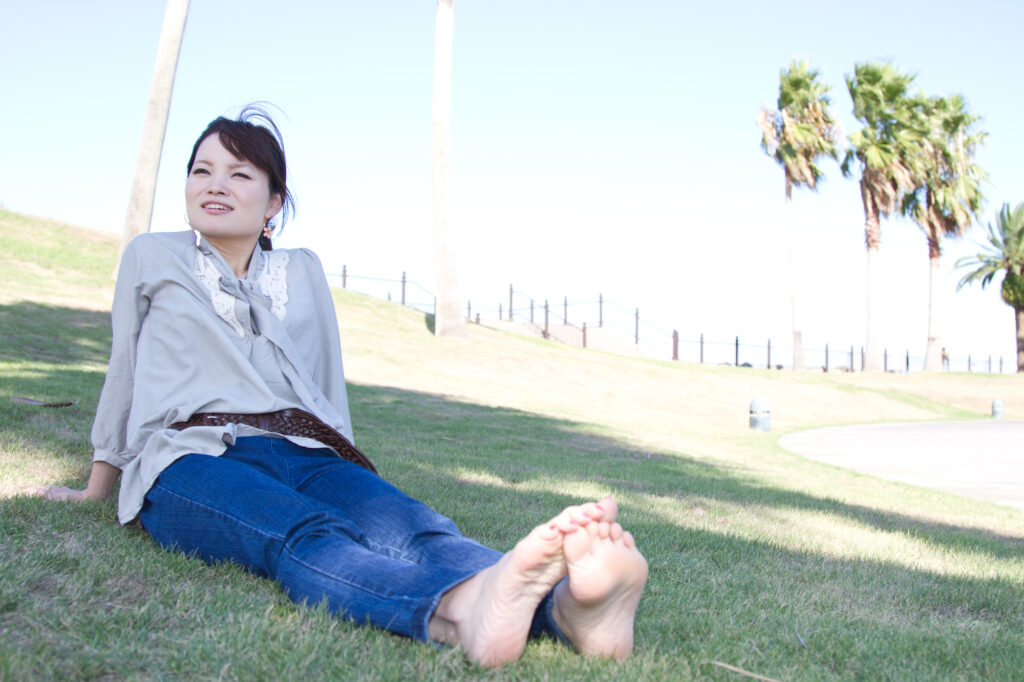 ブヨに刺されないように長袖長ズボンを着ている人の様子