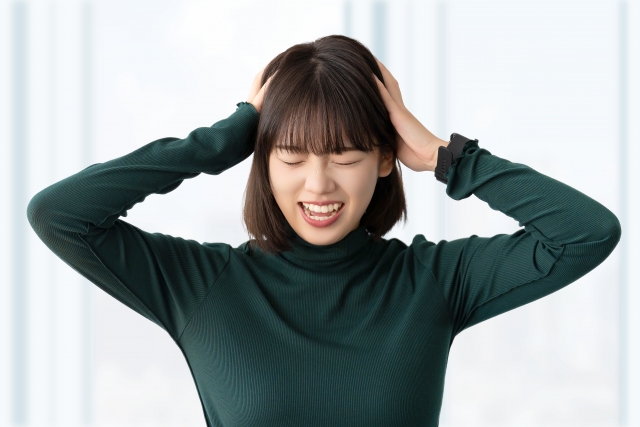 布団にいるシバンムシに悩まされる女性