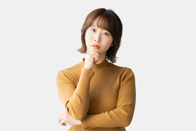 換気扇掃除では重曹とセスキ炭酸ソーダどっちが良いのかで悩んでいる女性