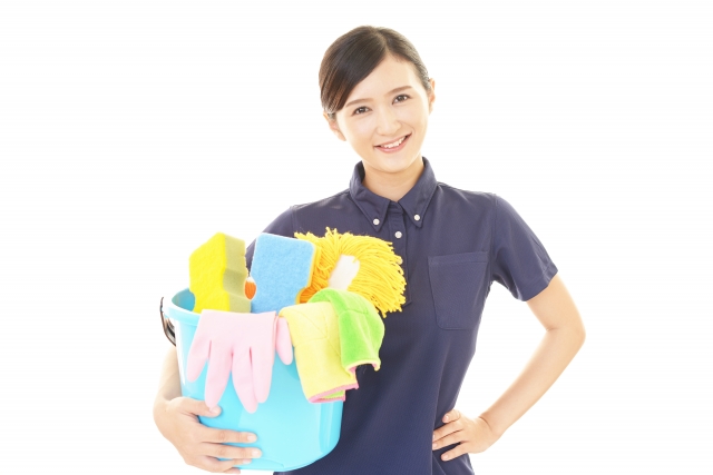 乾太くんの掃除をしようと準備している女性