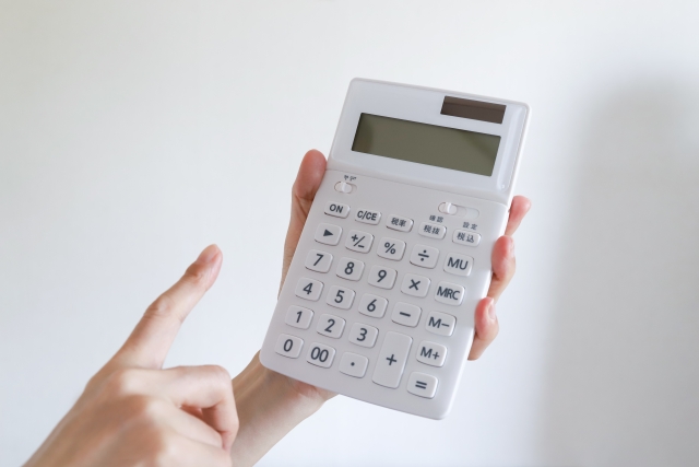 種類があるアスファルト防水工事の費用を計算する人