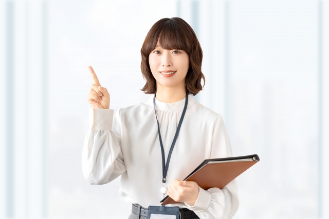 鼻隠しの塗装について説明する女性