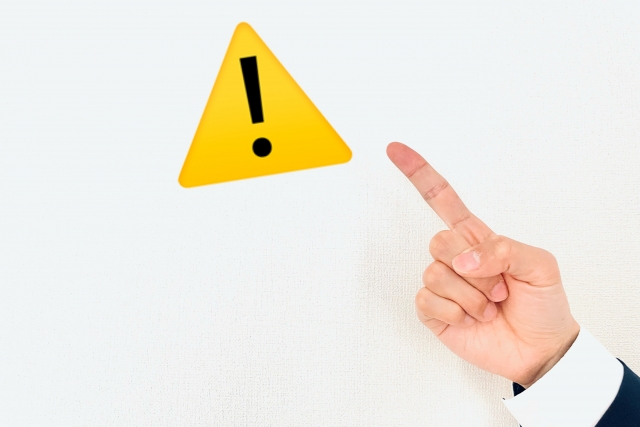 費用をかけてもマンション屋上の防水工事が必要なケースを教える人の手