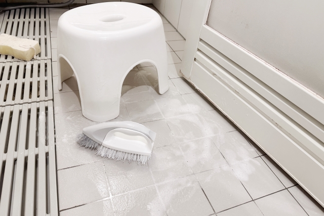 お風呂の床の落ちない黒ずみを落とそうと掃除しているところ