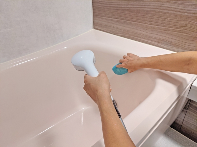 一人暮らしの家で大掃除をする人