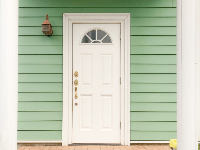 玄関灯交換はどこに頼む?失敗しない業者の選び方と費用相場を紹介