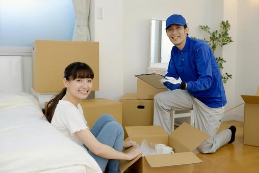 引越しで捨てた方が安いものを売却する女性