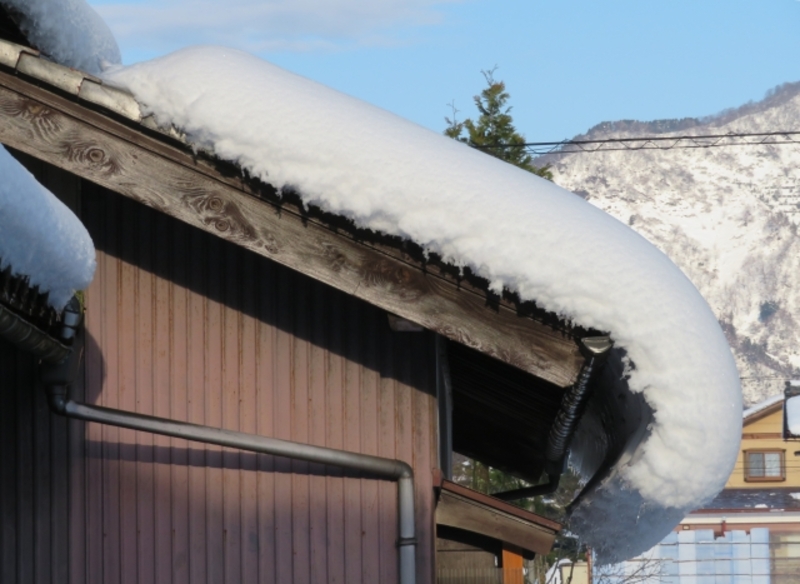 屋根の雪が隣の敷地に落ちる対策を実施