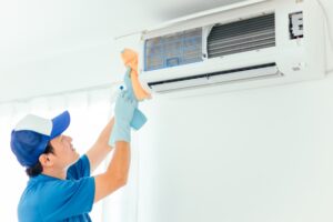 エアコンが冷房だと臭くないが暖房だと臭いときの解決策4選！ニオイの原因も徹底解説