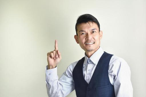 鍵を落として家バレしないための対策を解説する男性