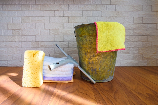 テーブルに置かれたスポンジと洗剤のセット