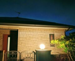 玄関灯の交換費用相場は?業者依頼のメリットや費用を抑えるコツを解説(アイキャッチ)