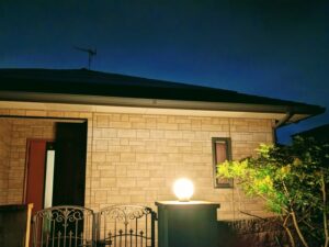 玄関灯の交換費用相場は？業者依頼のメリットや費用を抑えるコツを解説（アイキャッチ）