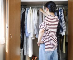クローゼットの断捨離でスッキリ片付ける方法！服・小物の手放し基準から処分方法も解説