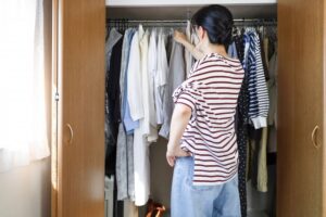 クローゼットの断捨離でスッキリ片付ける方法！服・小物の手放し基準から処分方法も解説