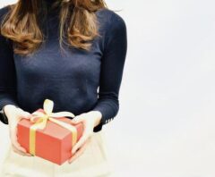 いらないプレゼントを売ることを悩む女性